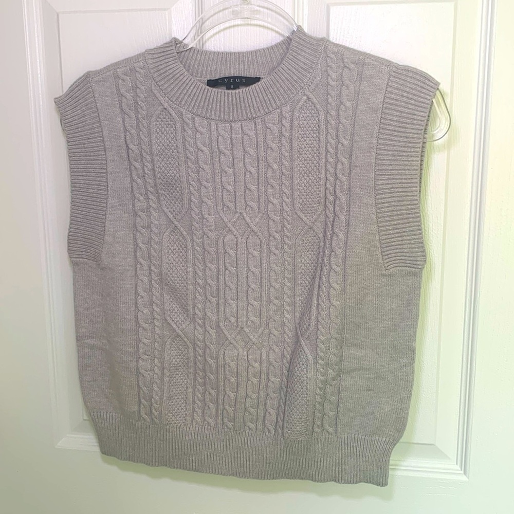 Cyrus gray cable knit sweater vest size small